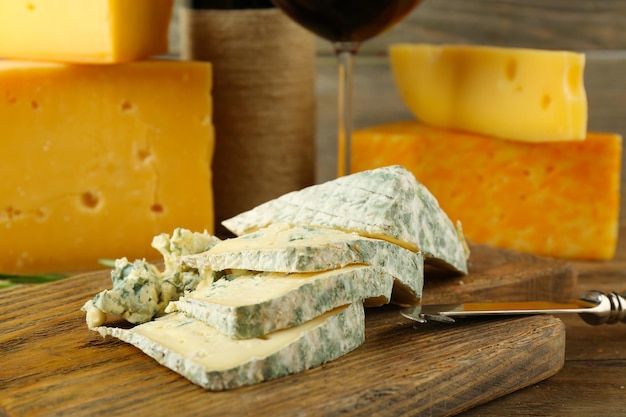 Tranches de fromage bleu savoureux sur une planche à découper se bouchent