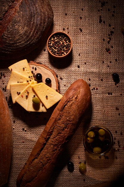 Tranches de fromage sur un bureau en bois entre différents pains