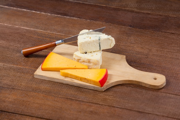 Photo tranches de fromage avec couteau