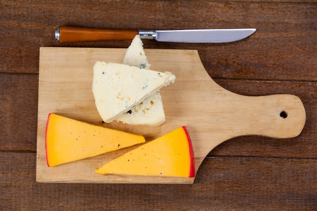 Tranches de fromage avec couteau