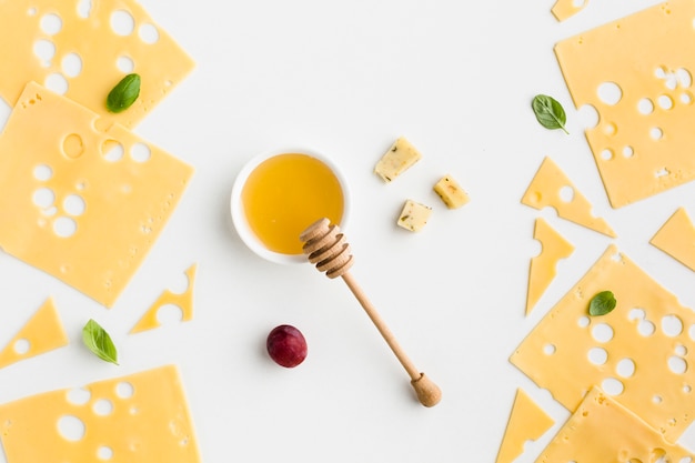 Tranches de fromage emmental avec miel