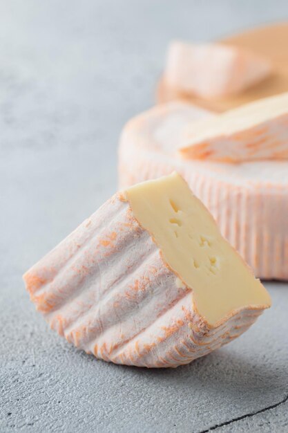 Tranches de fromage à pâte molle avec moule sur une planche de bois