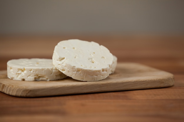 Tranches de fromage sur une planche à découper