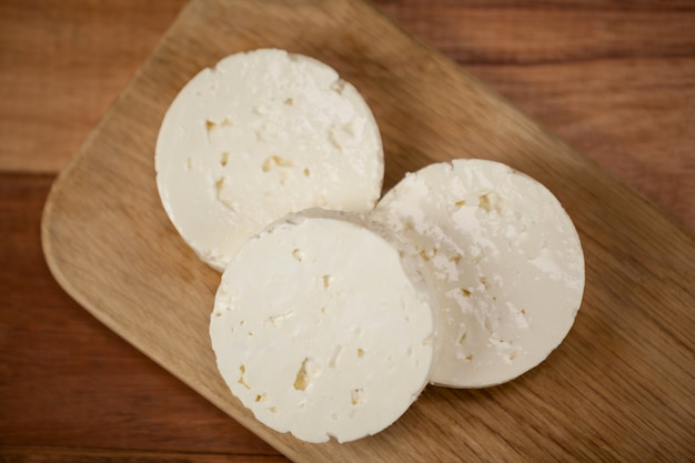 Tranches de fromage sur une planche à découper