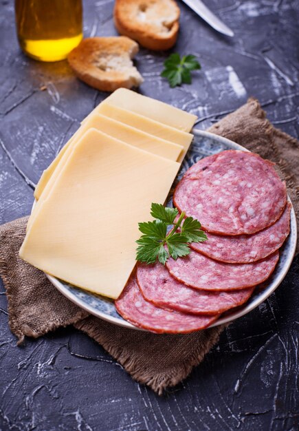 Tranches de fromage et salami sur assiette