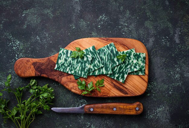 Tranches de fromage vert aux herbes.