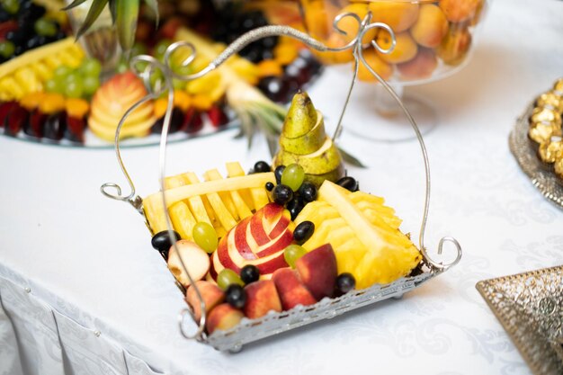 Tranches De Fruits Sur Une Assiette En Fête