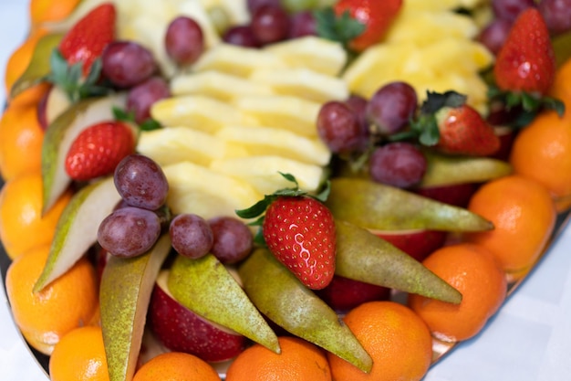 Tranches de fruits sur une assiette en fête