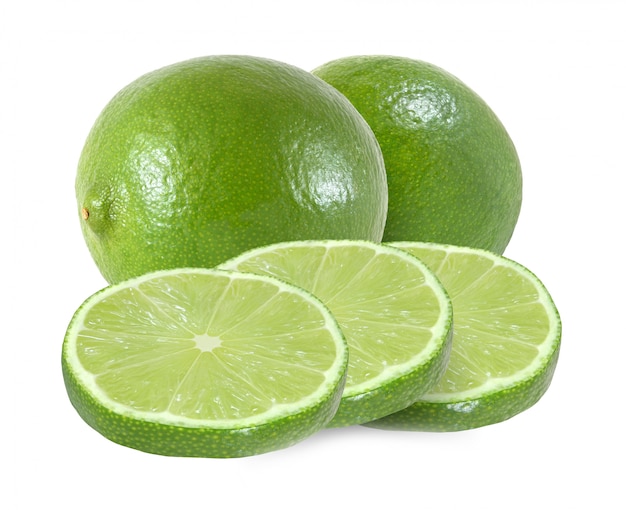 Tranches de fruits citron vert isolés sur fond blanc avec un tracé de détourage