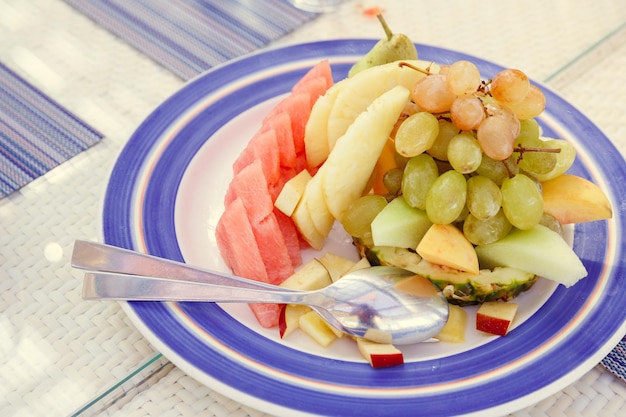 Tranches de fruits dans un plat avec cuillère à dessert