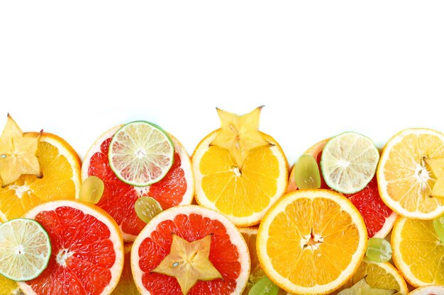 Tranches de fruits isolés sur blanc