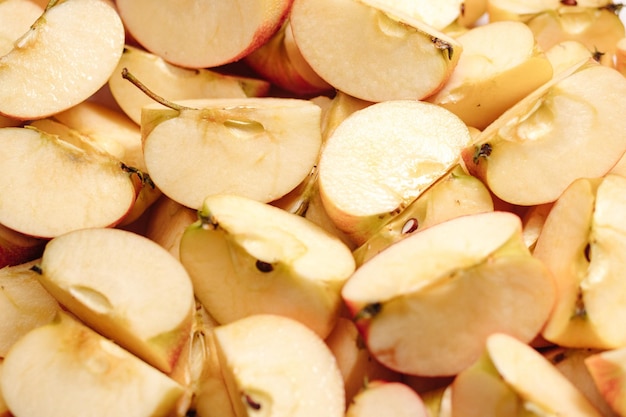 Tranches de fruits pommes. Close-up de nombreuses tranches de pommes coupées