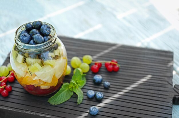 Tranches de fruits en pot sur table