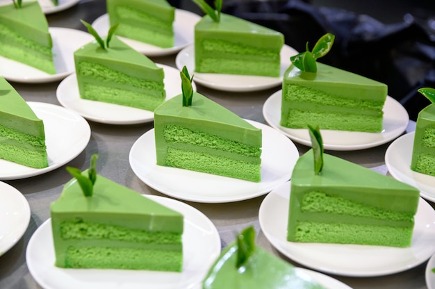 Tranches de gâteau au thé vert matcha avec feuille