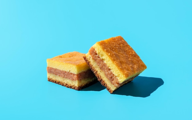 Tranches de gâteau aux pommes minimaliste sur fond bleu