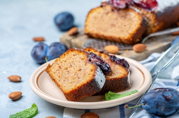 Tranches de gâteau aux prunes traditionnel sur plaque en céramique