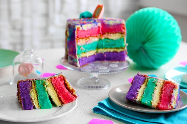 Tranches de gâteau colorées sur une table de fête blanche