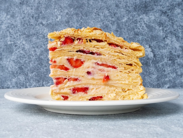 Tranches de gâteau Napoléon aux fraises Gâteau multicouches avec crème pâtissière Dessert français traditionnel