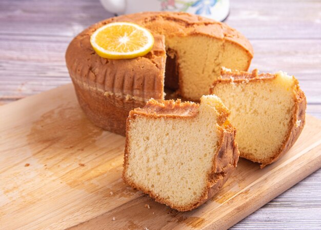 Tranches de gâteau à l'orange sur une surface en bois mise au point sélective