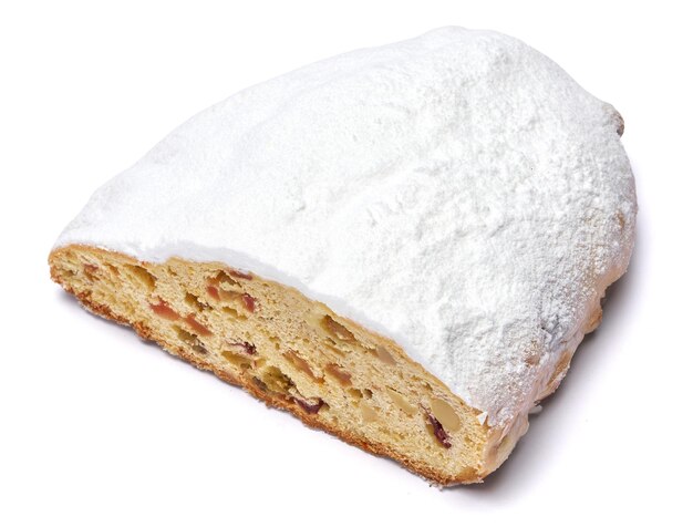 Tranches de gâteau stollen de noël traditionnel avec pâte d'amande et fruits secs isolés sur fond blanc