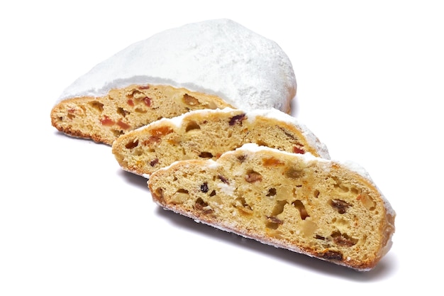 Tranches de gâteau stollen de noël traditionnel avec pâte d'amande et fruits secs isolés sur fond blanc