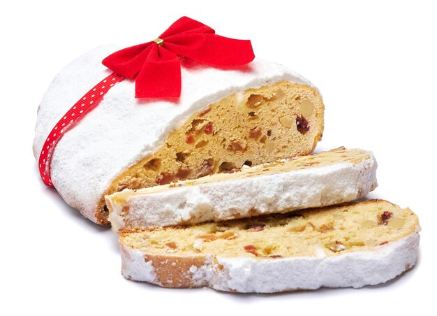 Tranches de gâteau stollen de noël traditionnel avec pâte d'amande et fruits secs isolés sur fond blanc