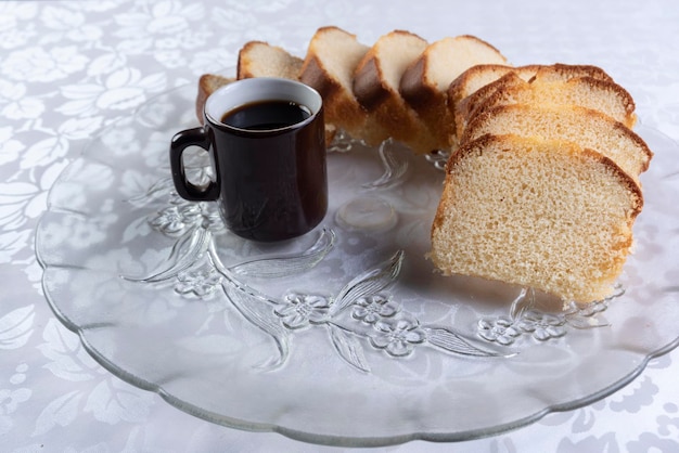 Tranches de gâteau et une tasse de café sur une assiette sur une table