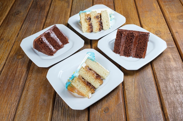 Tranches de gâteau à la vanille avec garniture au dulce de leche et gâteau au chocolat avec ganac au chocolat mi-sucré