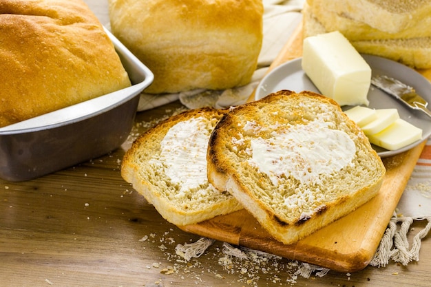 Tranches grillées de pain au levain fraîchement cuit avec du beurre.