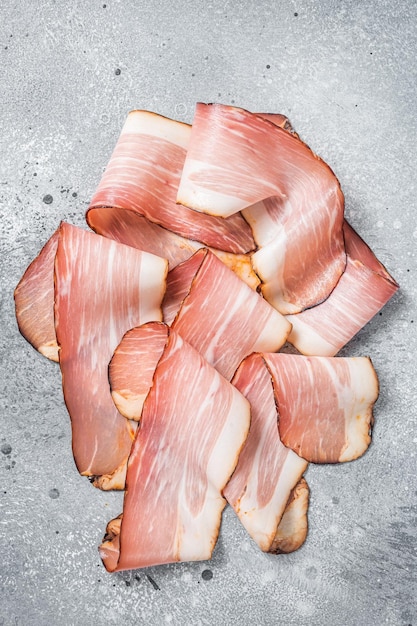 Tranches de jambon de la Forêt-Noire sur la table de la cuisine Fond gris Vue de dessus