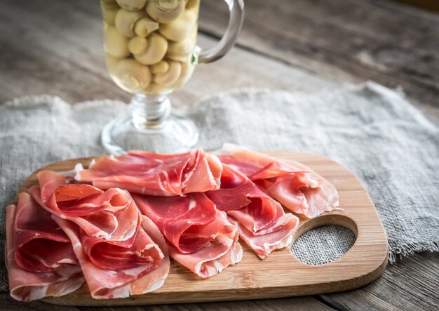 Tranches de jambon sur planche de bois