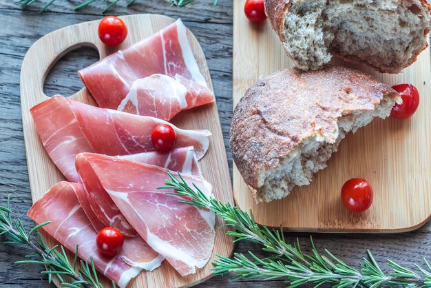 Tranches de jambon sur la planche de bois