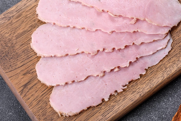 Tranches de jambon de porc sur fond de bois