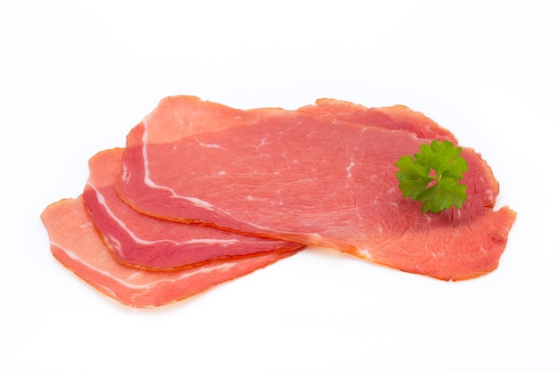 Tranches de jambon de porc isolé sur blanc