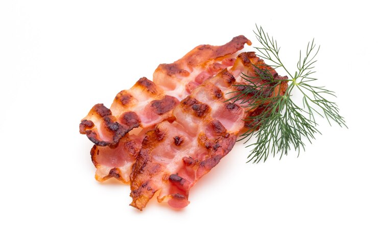 Tranches de jambon prosciutto ou de parme isolé sur blanc.