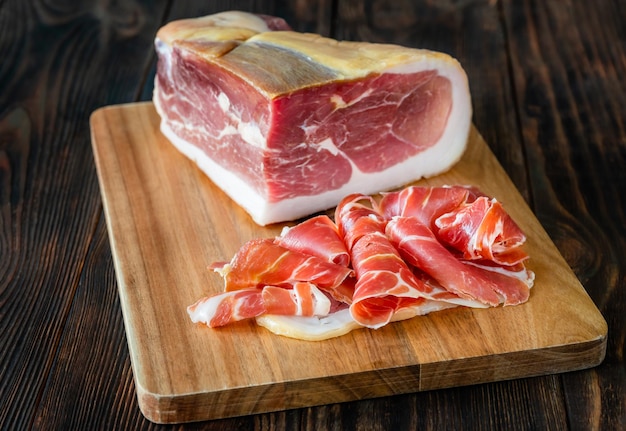 Tranches de jambon prosciutto sur la planche à découper