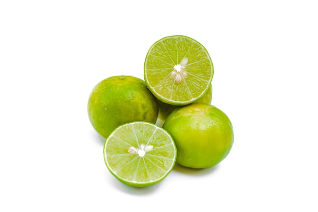 Tranches juteuses de citron vert isolé sur fond blanc