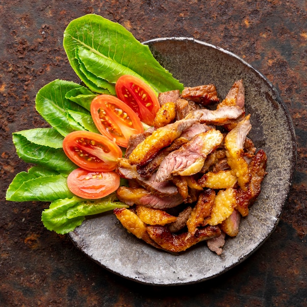 Photo tranches juteuses de filet de bœuf grillé viande de steak dans une assiette wabi sabi sur fond de texture rouillée vue de dessus plat rapport carré