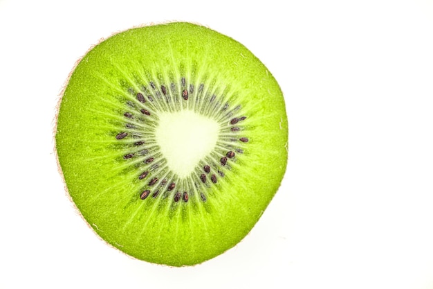 Tranches de kiwi sur fond blanc