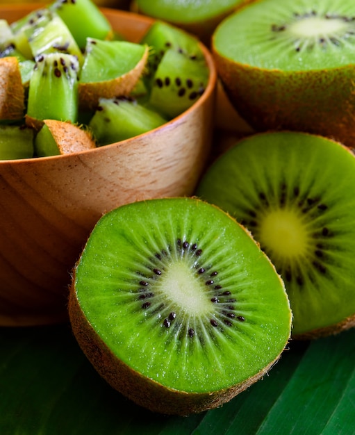 Tranches de kiwi isolés sur fond de bois