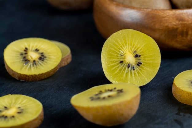 tranches de kiwi jaune kiwi jaune mûr frais au goût sucré