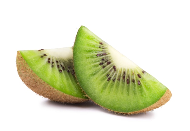 Tranches de kiwi juteux mûrs isolés