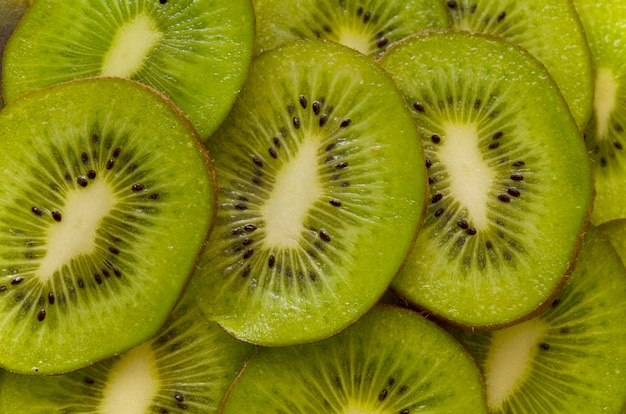 Tranches de kiwi vert bouchent fond naturel