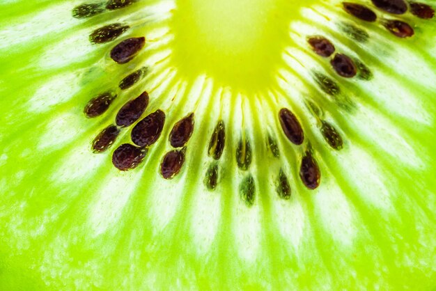 Tranches de kiwis frais fond de texture macro gros plan