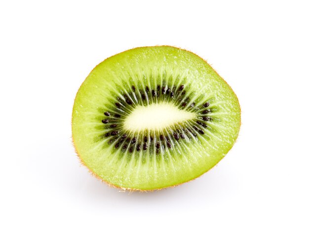 Tranches de kiwis isolés sur fond blanc.