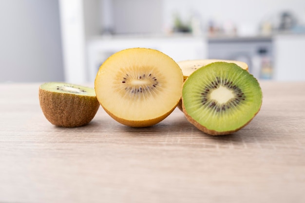 Photo des tranches de kiwis jaunes et verts sur une table