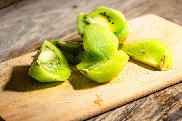 Tranches de kiwis sur une planche de cuisine Cuisiner dans la cuisine