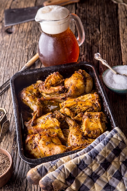 Tranches de lapin rôti avec pommes de terre épices ail salpe cumin et bière pression Cuisine de chasse