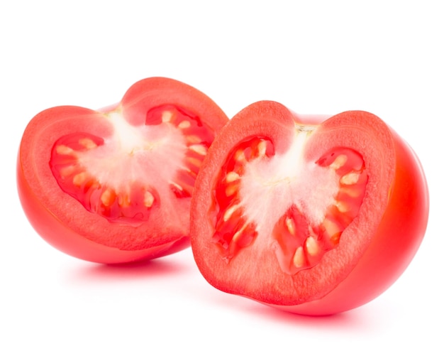 Tranches de légumes tomates isolé sur fond blanc dentelle