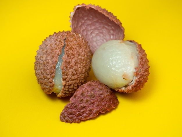 Tranches de litchi Prune chinoise Litchi purifié Morceaux de fruits juteux sur fond clair